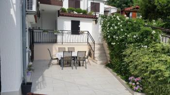 Schöne Wohnung im Erdgeschoss mit Garten in Crikvenica 