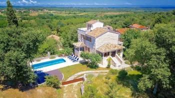 Un domaine de deux maisons en pierre en pleine nature et vue sur la mer 