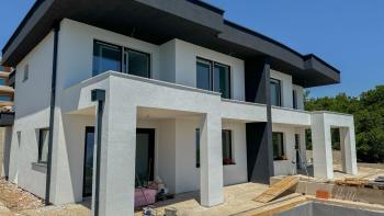 Villa duplex exclusive avec piscine à débordement, garage, jardin, vue mer panoramique à Kostrena 