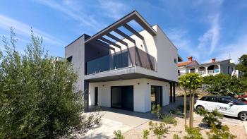 Villa de luxe moderne avec piscine et vue mer, ville de Krk 