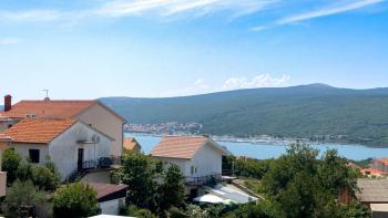 Rabatt! Wohnung mit schöner Aussicht, drei Terrassen, Parkplatz auf der Insel Krk 