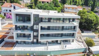 Superbes appartements neufs dans un immeuble neuf, terrasse, vue mer, garage au centre d'Opatija, à 400m de la mer 