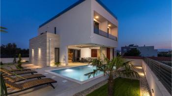 New built villa of all 5***** components, 150m from the sea 