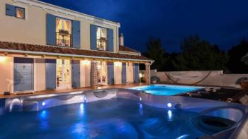 Vila v rustikálním stylu v oblasti Zadaru, 150 m od moře s tenisovým terénem! 