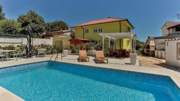 Guest-house with 4 apartments in Medulin for sale 