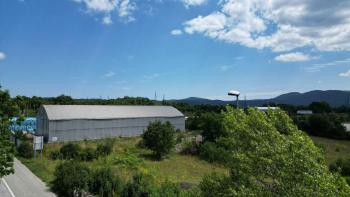 Stavební pozemek 9000 m2 v oblasti Rupa (Matulji), se stavebním povolením na halu a komerční rezidenční budovu 