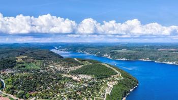 Prostorný pozemek s potenciálem v oblasti Rovinj, 100 m od vod Limského fjordu! 