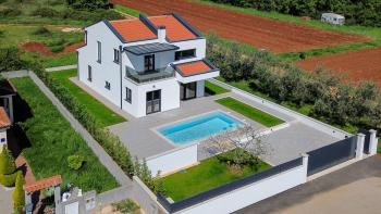 Solide villa moderne avec piscine en bordure du village avec vue mer 