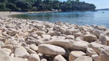 Terrain urbanisé à Stoja, Pula, à seulement 100 mètres de la mer 