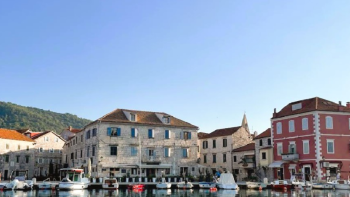 Maison en pierre avec loggia dans la ville de Hvar, à 90 m de la riva 