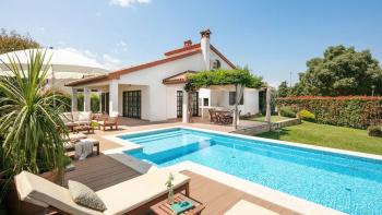 Maison familiale avec piscine chauffée à Porec, à vendre 