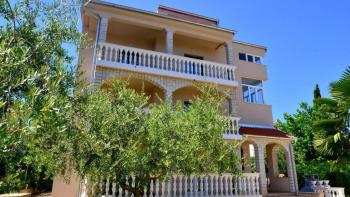 Apartment house near the sea in Malinska, for sale 