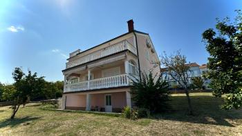 Maison spacieuse avec trois appartements à 600 m de la mer à Malinska 