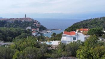 Städtisches Grundstück in Vrbnik, 200 m vom Meer entfernt, zu verkaufen 