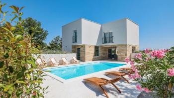 Beautiful modern villa in Nin area, for sale 