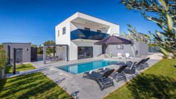 Villa familiale moderne proche des plages à Liznjan, à vendre 