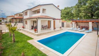 Villa with swimming pool in Porec suburbs, for sale 