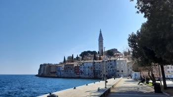 Wohnung in einem Neubau mit Garten nur wenige Gehminuten vom Strand in Rovinj entfernt 