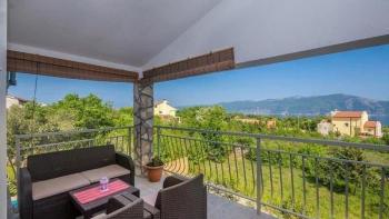 Maison à Brzac, Krk, avec vue sur la mer et deux appartements, à vendre 