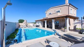 Belle villa avec piscine à la limite de Liznjan, à vendre 