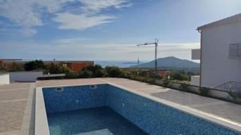 Propriété avec piscine, vue sur la mer et trois appartements dans la région de Primosten, à vendre 