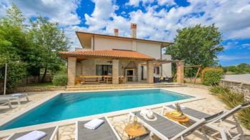 Villa avec piscine dans la romantique ville de Bale, à vendre 