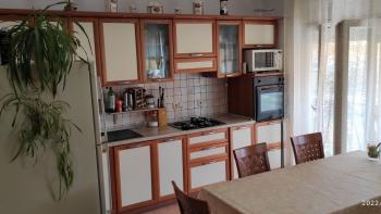 Dwupiętrowy apartament w Rovinj z dwoma garażami, na sprzedaż 