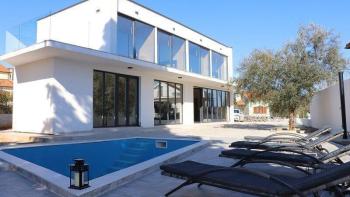 Villa moderne de nouvelle construction à Poljica, Krk, avec piscine et vue sur la mer 