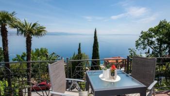 Appartement à Opatija, deuxième rangée de la mer avec vue sur Kvarner 