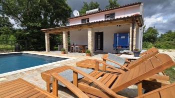 Lovely and cheap rustic villa with pool for sale in Žminj, on 2781 sq.m. of land! 