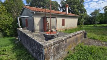 Haus in Labin mit Brunnen und mehr als 2 Hektar Land 