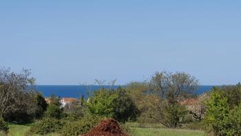 Terrain constructible avec vue mer dans la région de Porec, à 900m de la mer 