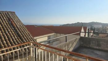 House with 3 apartments and roof terrace in the heart of Makarska 