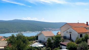 À prix réduit ! Appartement avec une belle vue, trois terrasses, place de parking sur l'île de Krk 