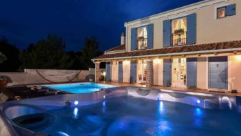 Rustic style villa in Zadar area,150m from the sea with tennis terrain! 