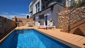 Exceptional 2-bedroom apartment with pool and sea view on Krk island 