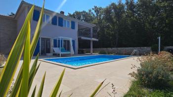 Discounted! Villa in Rovinj, 6 km from the sea, for sale! 