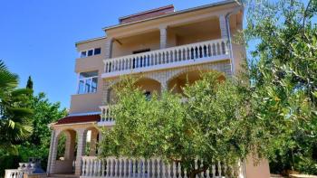 Apartment house near the sea in Malinska, for sale 