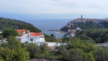 Terrain urbain à Vrbnik, à 200 m de la mer, à vendre 