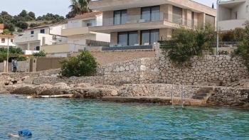 Villa de luxe exclusive en 1ère ligne à Rogoznica avec piscine et ascenseur, à vendre 