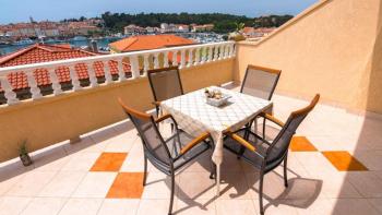 Maison individuelle avec appartements dans un emplacement privilégié sur l'île de Rab, à vendre 