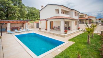 Villa with swimming pool in Porec suburbs, for sale 