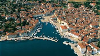 Restaurant et appartements sur l'île de Cres, à vendre 