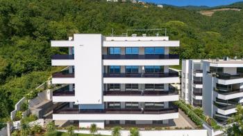 Amazing apartment in a new complex in Opatija with sea view, shared pool, garage, for sale 