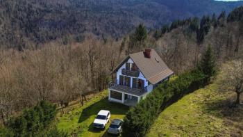 Belle maison d'hiver dans le parc national de Risnjak, à vendre 