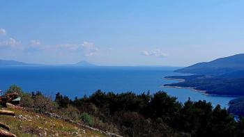 Terrain urbanisé unique avec vue sur la mer, dans la région de Rabac, à vendre 