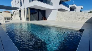 Modern semi-detached house with swimming pool in Pula outskirts, for sale 