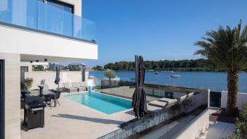 Ultramodern villa in Medulin on the 1st line to the sea, for sale 