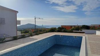 Property with pool, sea view and three apartments in Primosten area, for sale 