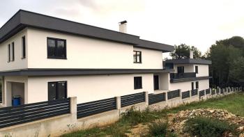 Haus mit 4 Wohnungen in Ližnjan, zu verkaufen 